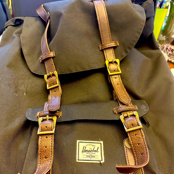 black with brown straps herschel backpack Retreat and zippered closures keep your belongings secure Herschel Supply Co survey backpack